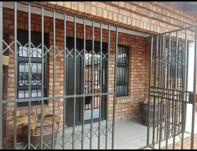 3 BEDROOM HOUSE FOR SALE IN GELUKSDAL EXT 2